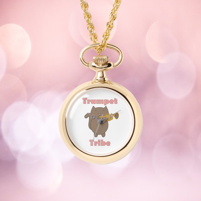 Reloj De Pulsera Tribu de la Trompeta Gato Letras Rosadas (A watch necklace featuring a cat playing the trumpet and the words trumpet tribe.)