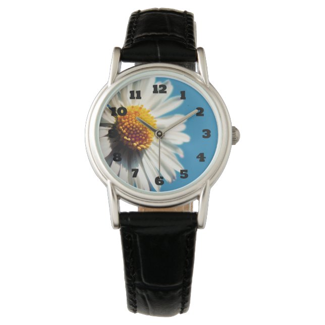 Reloj De Pulsera Una brillante margarita blanca bajo un gran cielo  (Anverso)