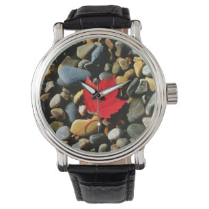 Reloj De Pulsera Una hoja de arce sobre un fondo de roca