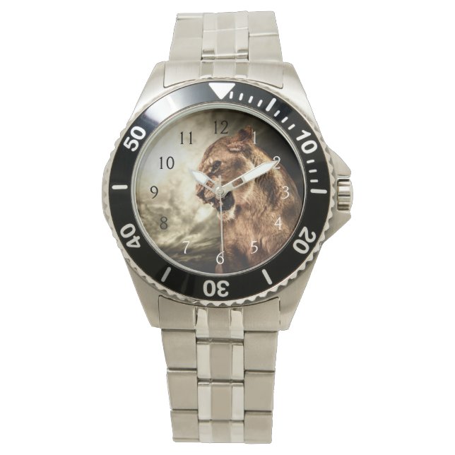 Reloj De Pulsera Una leona ruidosa contra el cielo tormentoso (Anverso)