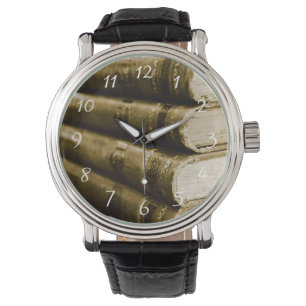 Reloj De Pulsera Una pila de libros viejos