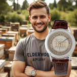 Reloj De Pulsera Vigilancia del Personalizado de Beekeeper con 3 co<br><div class="desc">Tres colmenas modernas sobre un fondo de marfil con un perímetro kraft. Pequeñas abejas huyendo por encima de las colmenas. Hace un regalo elegante y maravilloso para apicultores y apicultores. Buen reloj de pulsera para llevar en el mercado de agricultores y en ferias locales.</div>