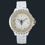 Reloj De Pulsera Vigilancia personalizada de Honey Bee<br><div class="desc">Un reloj con un ilustracion de abeja en el centro. Personaliza con tu nombre. El fondo es floral con abejas.</div>