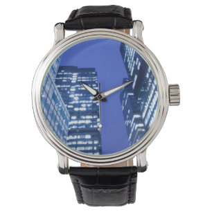 Reloj De Pulsera Vista ascendente Defocused de las ventanas del