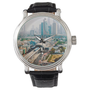 Reloj De Pulsera Vista de la línea de metro de la ciudad y rascaci