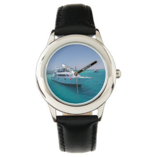 Reloj De Pulsera Yate blanco con nieve cerca de la isla blanca en e