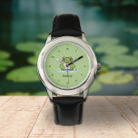 Reloj de rana con números<br><div class="desc">Un reloj verde con números,  un ilustracion de una rana linda en su estanque y el texto de personalizable debajo! Un buen regalo para un niño de cumpleaños,  ¡los números le permitirán aprender los tiempos más fácilmente!</div>