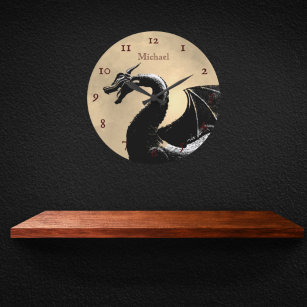 Reloj de redondeo sobre dragón iluminado por luna