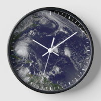El Huracán Irene Se Desplaza Por Las Bahamas.