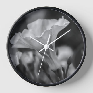 Reloj Elegancia eterna: flor blanca y negra