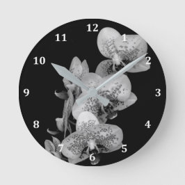 Reloj en blanco y negro con orquídeas
