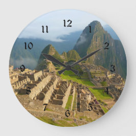 Reloj en la pared de Machu Picchu con números negr