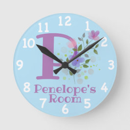 Reloj en un diseño floral con nombre e inicio