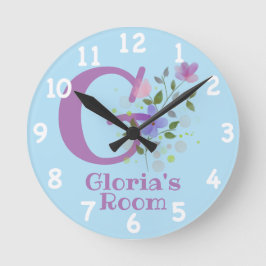 Reloj en un diseño floral con nombre e inicio