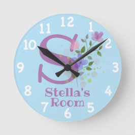 Reloj en un diseño floral con nombre e inicio