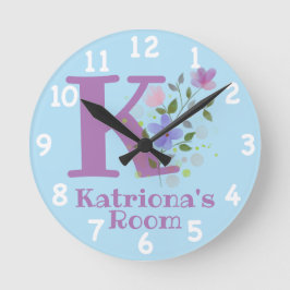 Reloj en un diseño floral con nombre e inicio