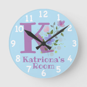 Reloj en un diseño floral con nombre e inicio