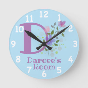 Reloj en un diseño floral con nombre e inicio