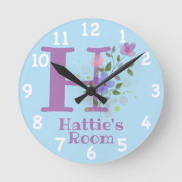 Reloj en un diseño floral con nombre e inicio