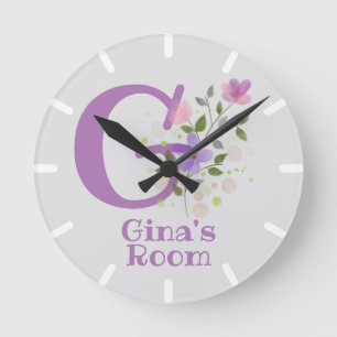 Reloj en un diseño floral con nombre e inicio