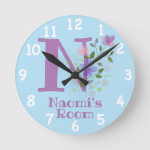 Reloj en un diseño floral con nombre e inicio