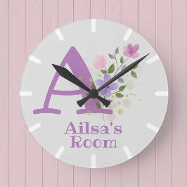 Reloj en un diseño floral con nombre e inicio