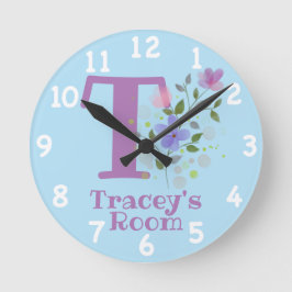 Reloj en un diseño floral con nombre e inicio