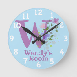 Reloj en un diseño floral con nombre e inicio