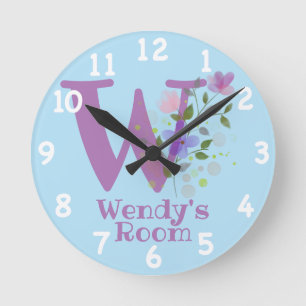 Reloj en un diseño floral con nombre e inicio
