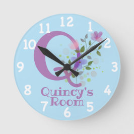 Reloj en un diseño floral con nombre e inicio