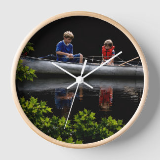 Reloj Escena de pesca familiar con colores brillantes