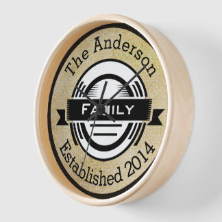 Reloj Estilo de logotipo retro con apellido personalizad