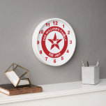Reloj Estilo de publicidad retro de estrellas rojas y bl<br><div class="desc">Este reloj en rojo y blanco se inspiró en los diseños publicitarios de la gasolina vintage. Tiene una forma de estrella roja en el centro que se puede personalizar con una inicial, y un anillo rojo que se puede personalizar con el nombre de su familia y su fecha "establecida" o...</div>