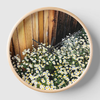Reloj Flores blancas y cerca desgastada (borde de madera