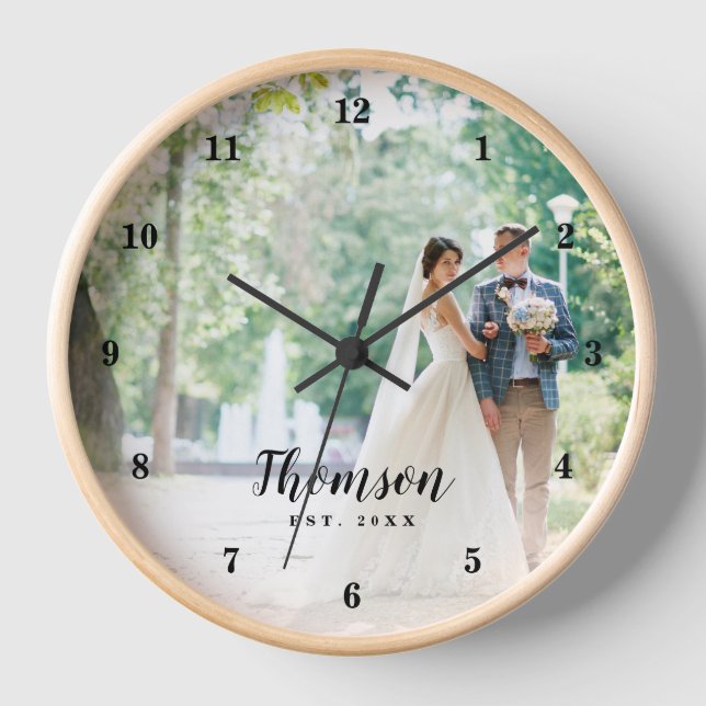 Reloj Foto de boda personalizada monogramada (Anverso)