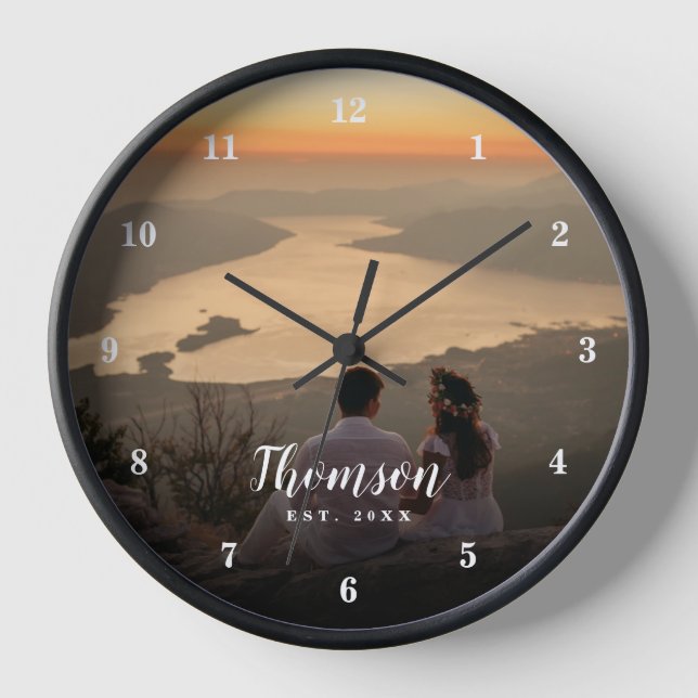 Reloj Foto de boda personalizada monogramada (Anverso)