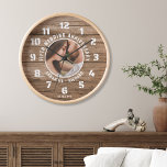 Reloj Foto de la pareja del quinto aniversario Boda de l<br><div class="desc">El regalo tradicional del quinto aniversario es la madera. Combinar el reloj de pared con fondo de textura de MADERA es un regalo único para el quinto aniversario del boda.</div>