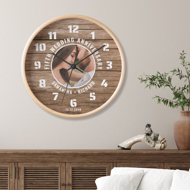 Reloj Foto de la pareja del quinto aniversario Boda de l (Rustic Wood 5th Wedding Anniversary Couple Photo Clock)