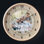 Reloj Foto moderna del corazón del abuelo<br><div class="desc">Modern Photo Grandpa Script Heart Wall Clock muestra tu foto favorita con el texto "Nosotros (el corazón) tu abuelo" en un moderno overlay de tipografía blanca. Personalice editando el texto en el cuadro de texto proporcionado. Diseñado por ©Evco Studio www.zazzle.com/store/evcostudio</div>