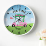 Reloj Fun Golf Course Cart Name Tee Time<br><div class="desc">Un reloj de pared único y personalizado de un amante del golf, hecho con gusto, listo para correr el campo, pintoresco, carrito y palos, y personalizado como quieras en un marco elegante de madera. Este es un gran regalo para todos los amantes del golf - divertido / atractivo / único....</div>