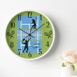 Reloj Futbolistas Del Tennis Lover Court<br><div class="desc">Tan divertido como se pone para el amante del tenis — el juego está en acción; jugadores en la cancha, y raquetas por dos de los números. Puedes cambiar el mensaje o salir tal como está, ¡y estás listo para la coincidencia! Cualquier pregunta de diseño, sólo envíe un correo electrónico...</div>