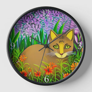 Reloj Gato de ojos verdes en un jardín de flores