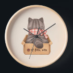 Reloj Gato en la caja<br><div class="desc">Gato gris esponjoso sentado cómodamente dentro de una caja de cartón. El txt "Si cabe,  se sienta" expresa la regla de comportamiento innata del gato.</div>