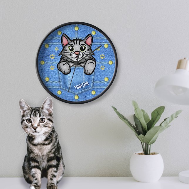 Reloj Gato gris en bolsillo falso de denim con nombre pe (Subido por el creador)