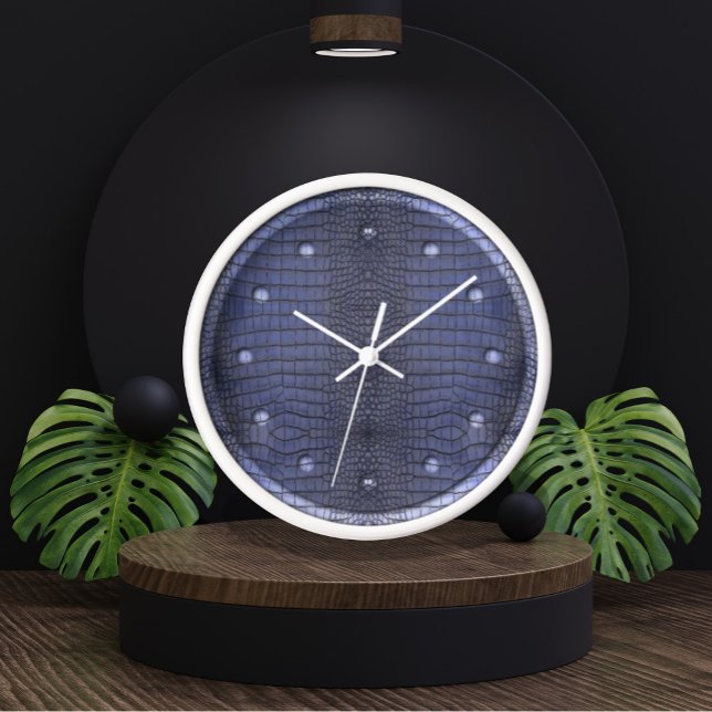 Reloj grande de piel de ligador cobalto (Cobalt Alligator Skin Texture Clock by Looly Elzayat)