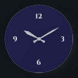 Reloj grande Minimalista azul y blanco<br><div class="desc">El reloj artístico moderno presenta un diseño minimalista en una paleta de colores azul y blanco. Un diseño sencillo y sencillo con números blancos sobre un fondo azul marino. Una moderna adición a su cocina, sala de estar o pared de oficinas, un moderno regalo de oficina o un moderno regalo...</div>