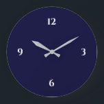 Reloj grande Minimalista azul y blanco<br><div class="desc">El reloj artístico moderno presenta un diseño minimalista en una paleta de colores azul y blanco. Un diseño sencillo y sencillo con números blancos sobre un fondo azul marino. Una moderna adición a su cocina, sala de estar o pared de oficinas, un moderno regalo de oficina o un moderno regalo...</div>