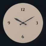 Reloj grande Minimalista beige y negro<br><div class="desc">El reloj moderno presenta un diseño minimalista en una paleta de colores beige y negro. Un diseño sencillo y sencillo con números negros sobre un fondo beige. Una adición moderna y neutra a su cocina, sala de estar o pared de oficinas, un moderno regalo de oficina o un moderno regalo...</div>