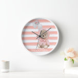 Reloj Habitación Personalizada De Chica Rosa Teddy Bear<br><div class="desc">Este diseño puede ser personalizado en el área proporcionada cambiando la foto y/o el texto. O puede personalizarse haciendo clic en Personalizar esta plantilla y, a continuación, eligiendo la opción de hacer clic en el personalizar y eliminando o cambiando el color del fondo, agregando texto, cambiando el color o estilo...</div>