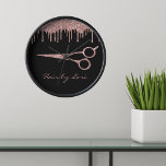 Reloj Hair Stylist Rosa Oro Dris Purpurinas Tijeras<br><div class="desc">Este diseño fue creado a través del arte digital y puede ser personalizado en el área que proporciona cambiando la foto y/o el texto. O puede personalizarse eligiendo la opción de hacer clic en el personalizar y borrar o cambiar el color del fondo, agregar texto, cambiar el color o estilo...</div>